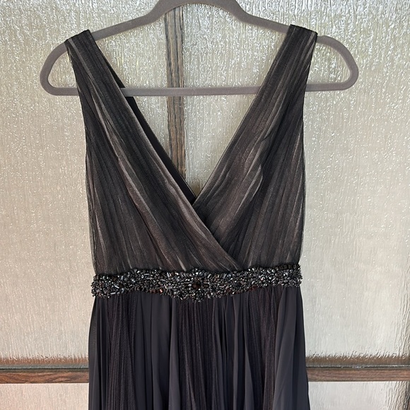 Badgley Mischka
Black Pleated Gown size 6 - Picture 7 of 12